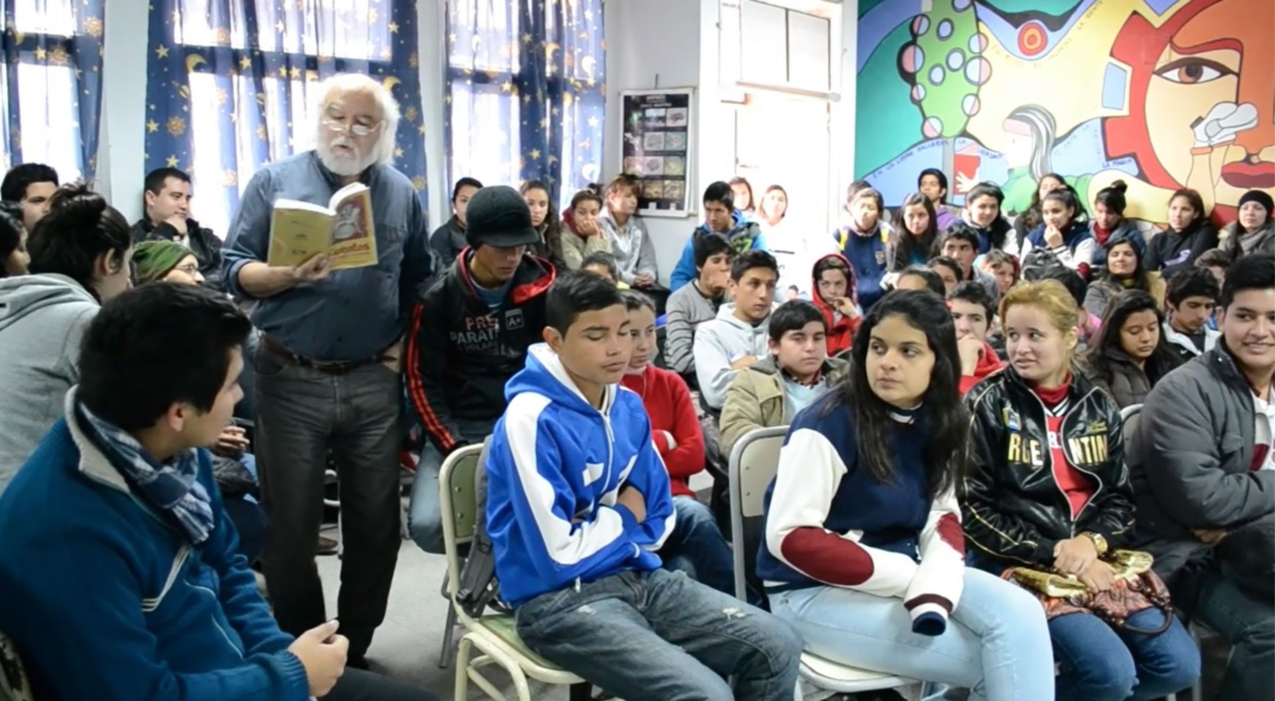 Juan Sasturain con jóvenes en el Foro en 2014