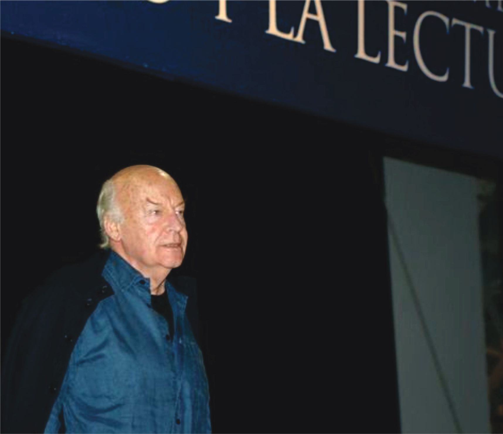 Eduardo Galeano, aclamado por miles en el Foro en 2012